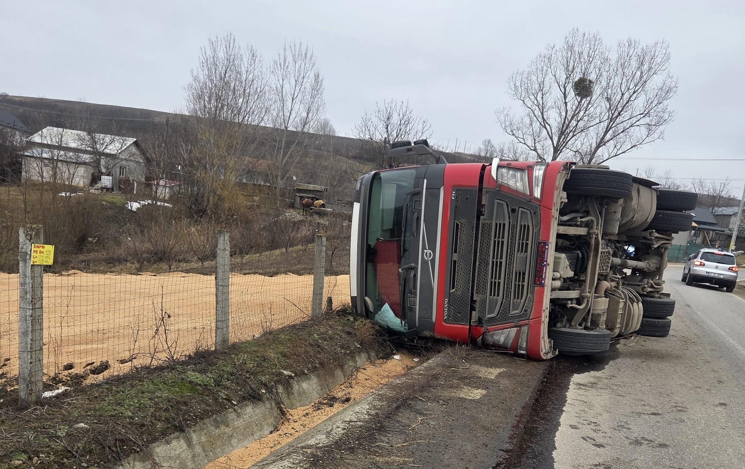 ULTIMĂ ORĂ: Un TIR plin cu grâu s-a răsturnat 