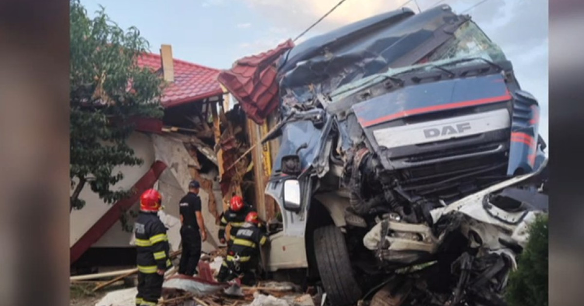 TIR scăpat de sub control: Două gospodării au fost distruse 