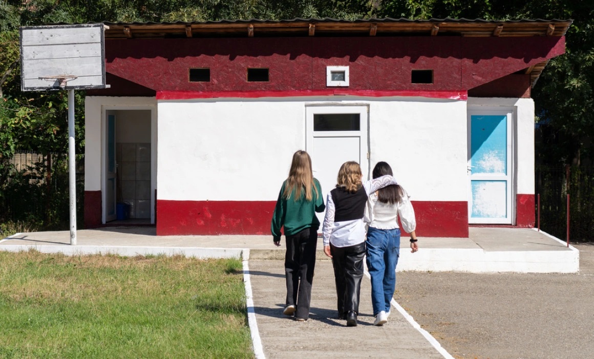 FAZA ZILEI vine din vecini: Un primar taie banii pentru hârtie igienică pentru că elevii au note mici 