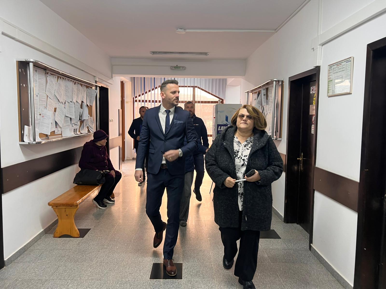 Peripeția politică a finalului de an: Candidatul retras din cursă votat de câțiva oameni 