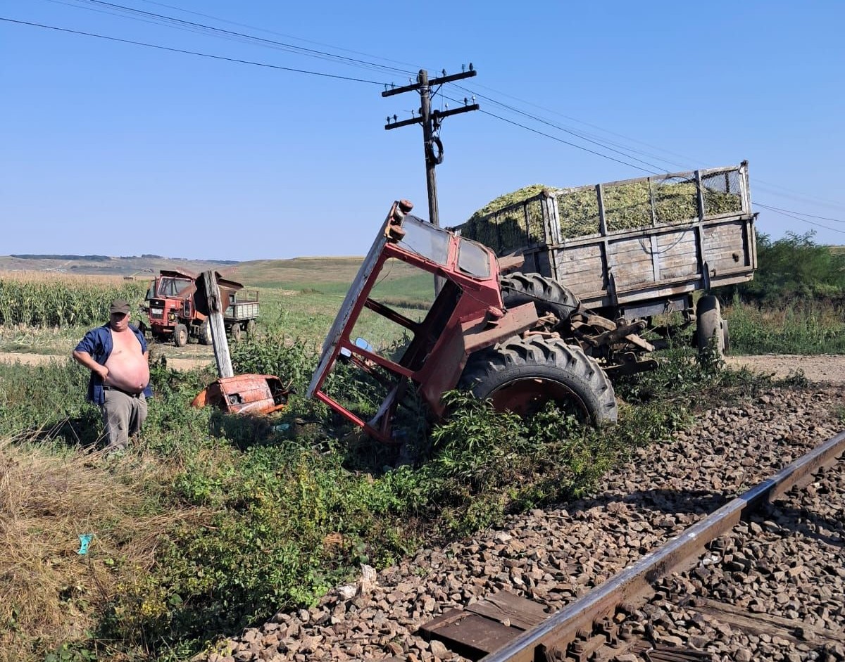 Tractor lovit de tren pe ruta Botoșani – Verești 