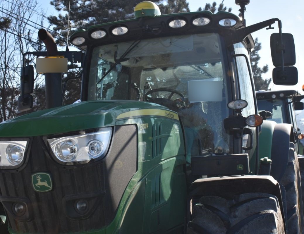 Bărbat amendat de polițiști după o „plimbare” cu tractorul