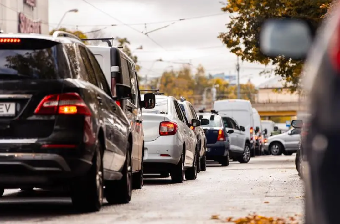 Cum poți fi catalogat drept șofer „nesimțit” în apropierea unui sens giratoriu – VIDEO 