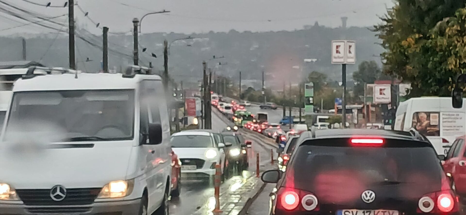 Coadă cu mașini până la intrarea în Botoșani după o lucrare la vecini