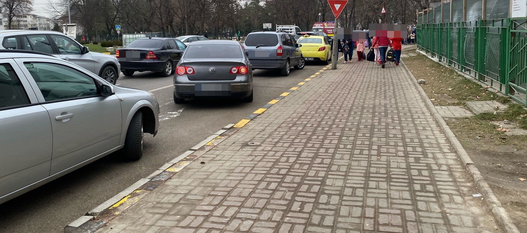 Blocaje în zona școlilor, polițiștii acuzați că nu dirijează traficul: Încep claxoanele, înjurăturile / Eu nu i-am văzut deloc – VIDEO  