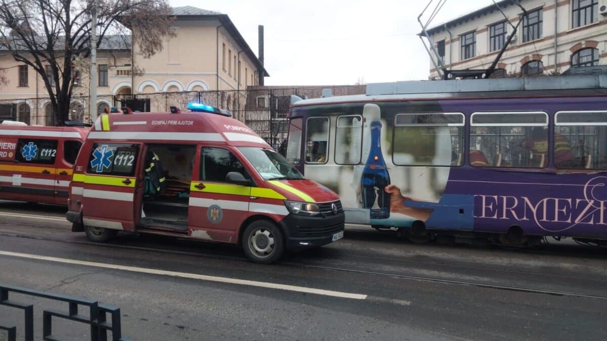 Studentă din Botoșani moartă în brațele medicilor după ce i s-a făcut rău într-un tramvai 