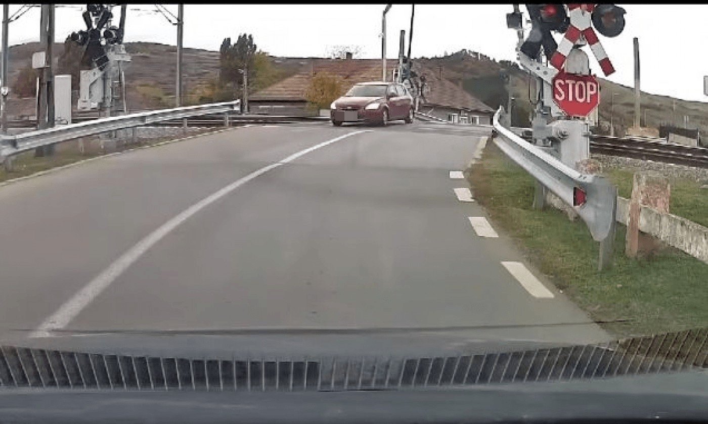 Trei șoferi au rămas fără permis în zona trecerilor la nivel cu calea ferată