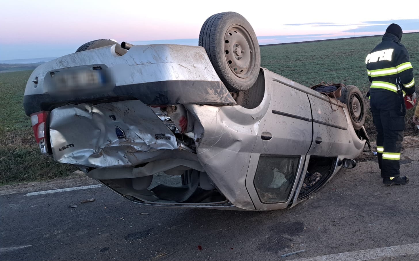 Trei botoșăneni au ajuns la spital după ce mașina în care se aflau s-a răsturnat