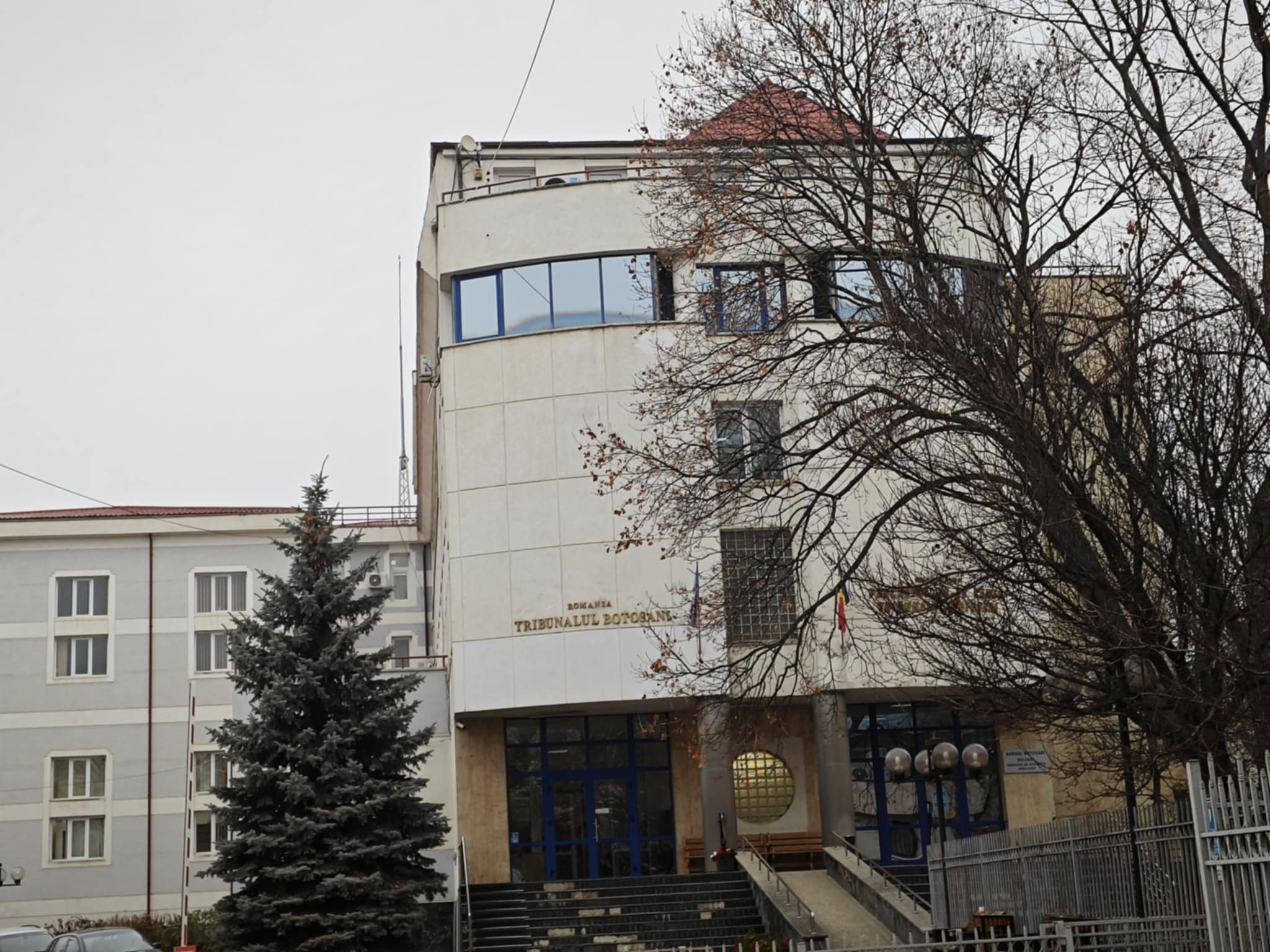 Botoșănean bătut cu parul în propria casă, doi bărbați ajung la Tribunal 