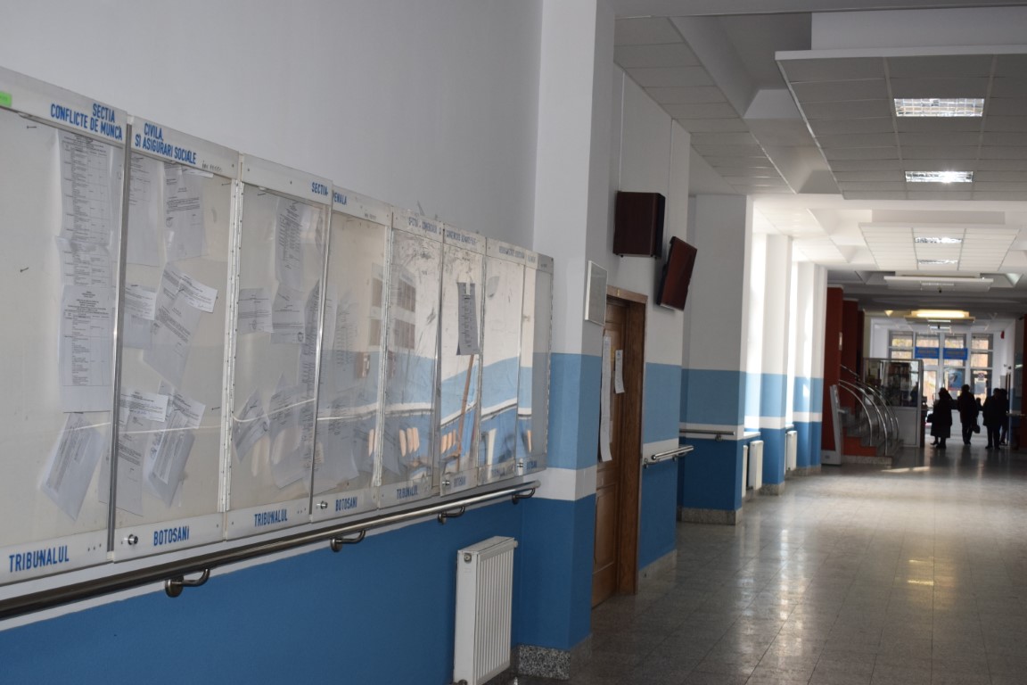 O tânără din Botoșani ajunge la Tribunal după ce a înjunghiat o femeie cu două cuțite diferite 