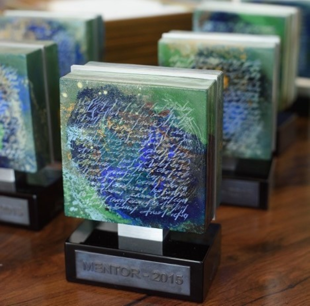 Trofeu realizat de un artist botoșănean, oferit în cadrul Premiului „Mentor pentru educație” 