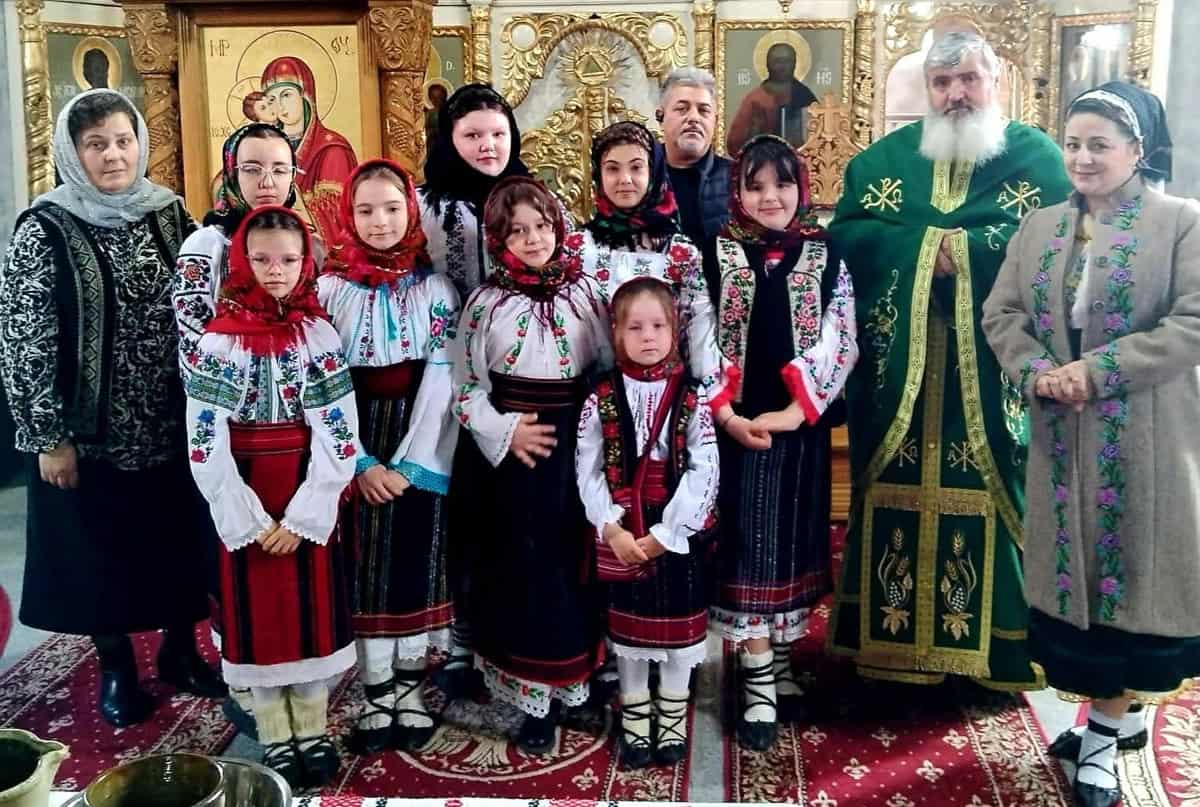 Florii cu emoție la Ionășeni: copiii au adus lumină și tradiție în biserică