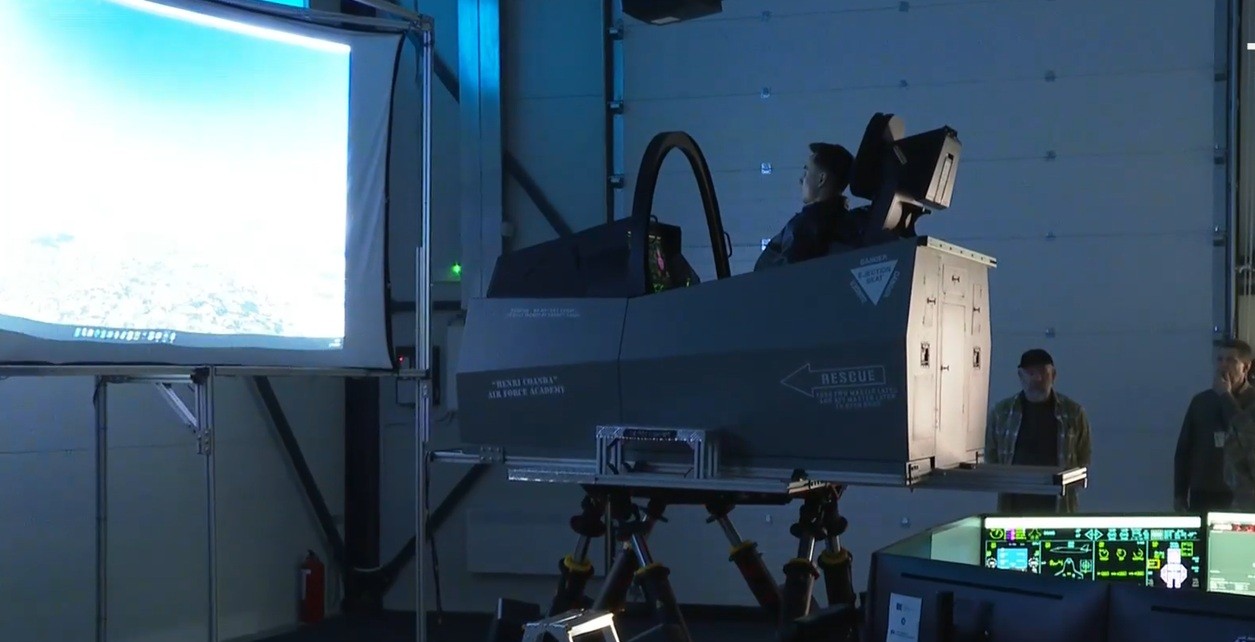 Tudor Colbea învață să manevreze elicoptere