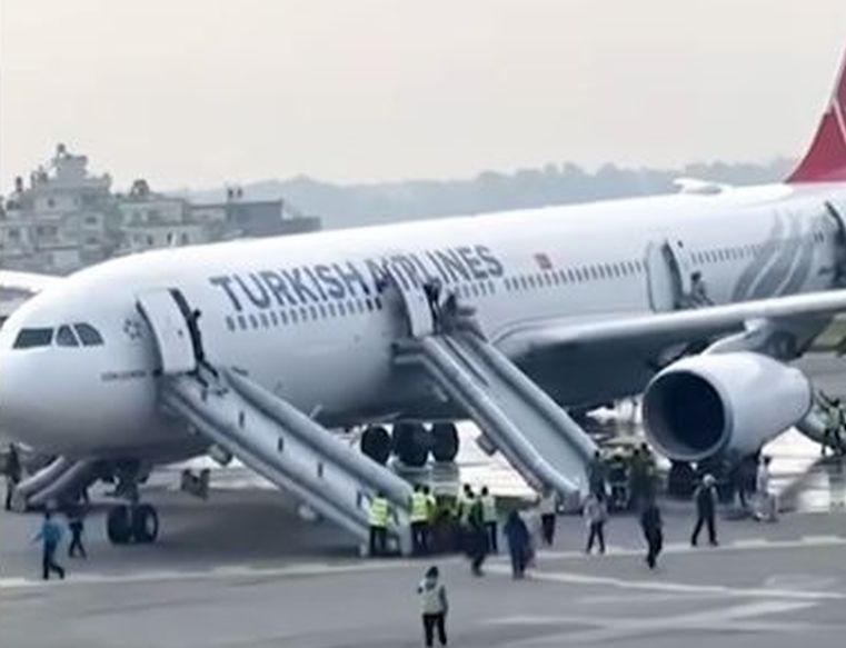 Panică la bord: Avion Turkish Airlines, evacuat de urgență după aterizarea cu fum și flăcări