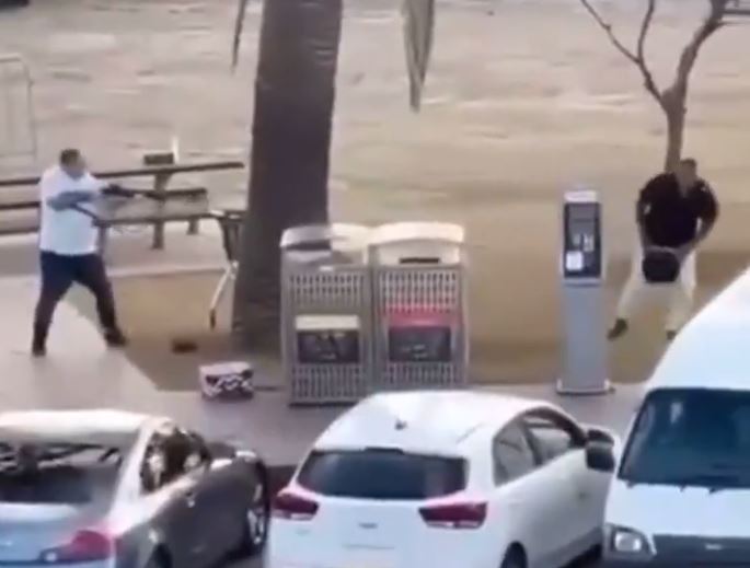 Vânzătorul de fructe, eroul de pe plaja Bondi! L-a dezarmat pe atacator