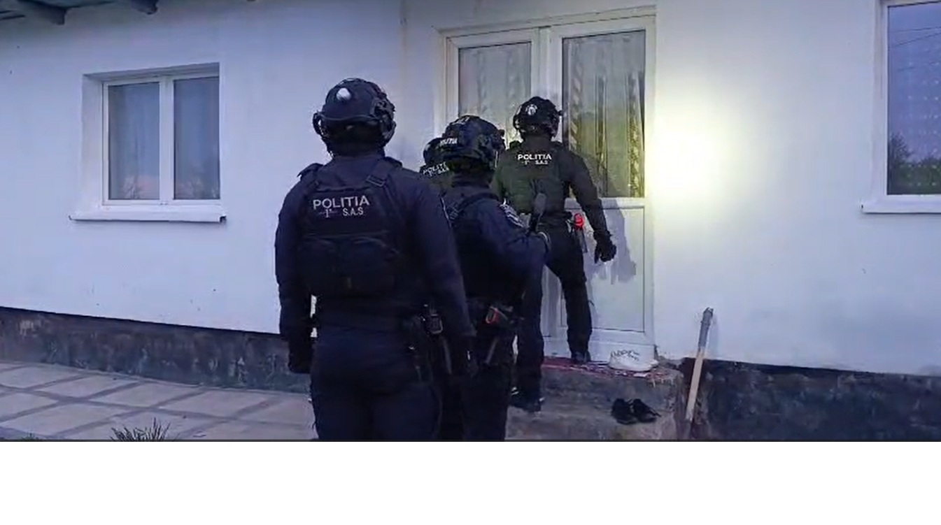 Un botoșănean s-a filmat în timp ce amenința cu un pistol trei persoane.j