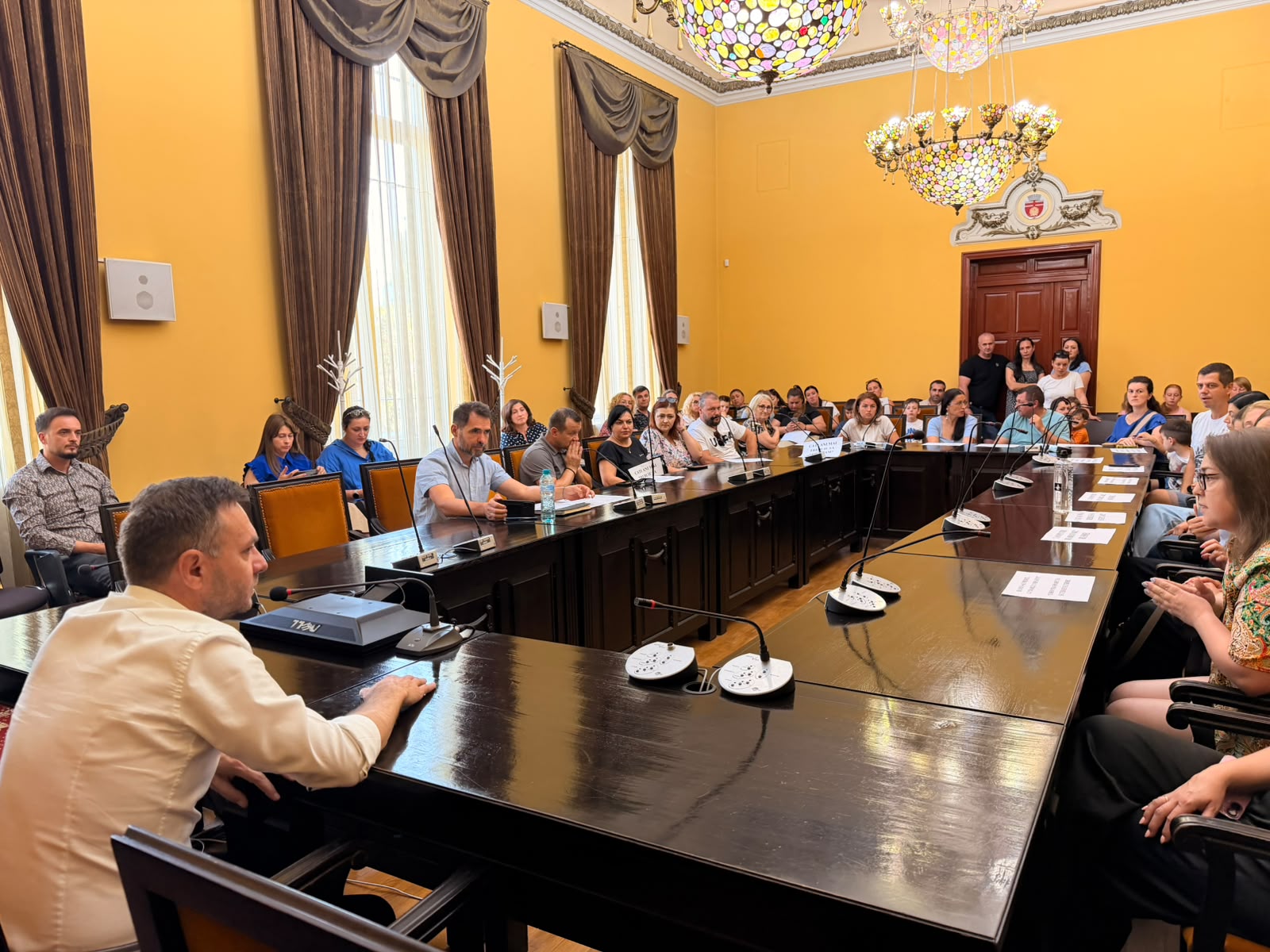 un consilier AUR a confiscat protestul de la scoala 13
