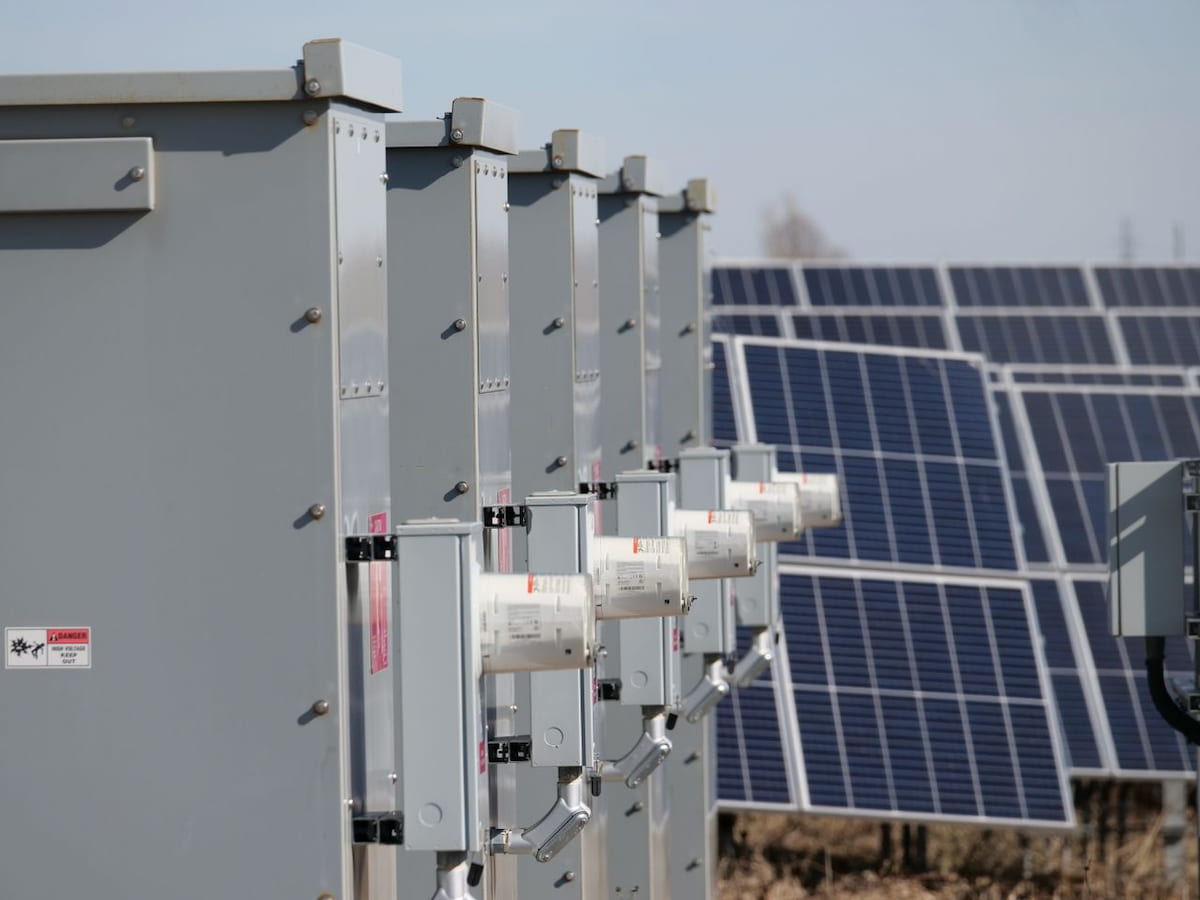 un parc fotovoltaic cu solutii de stocare BESS a energiei electrice