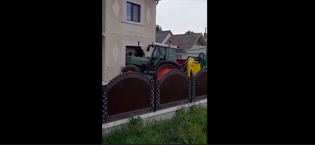 un primar s-a izbit cu tractorul intr o casa.
