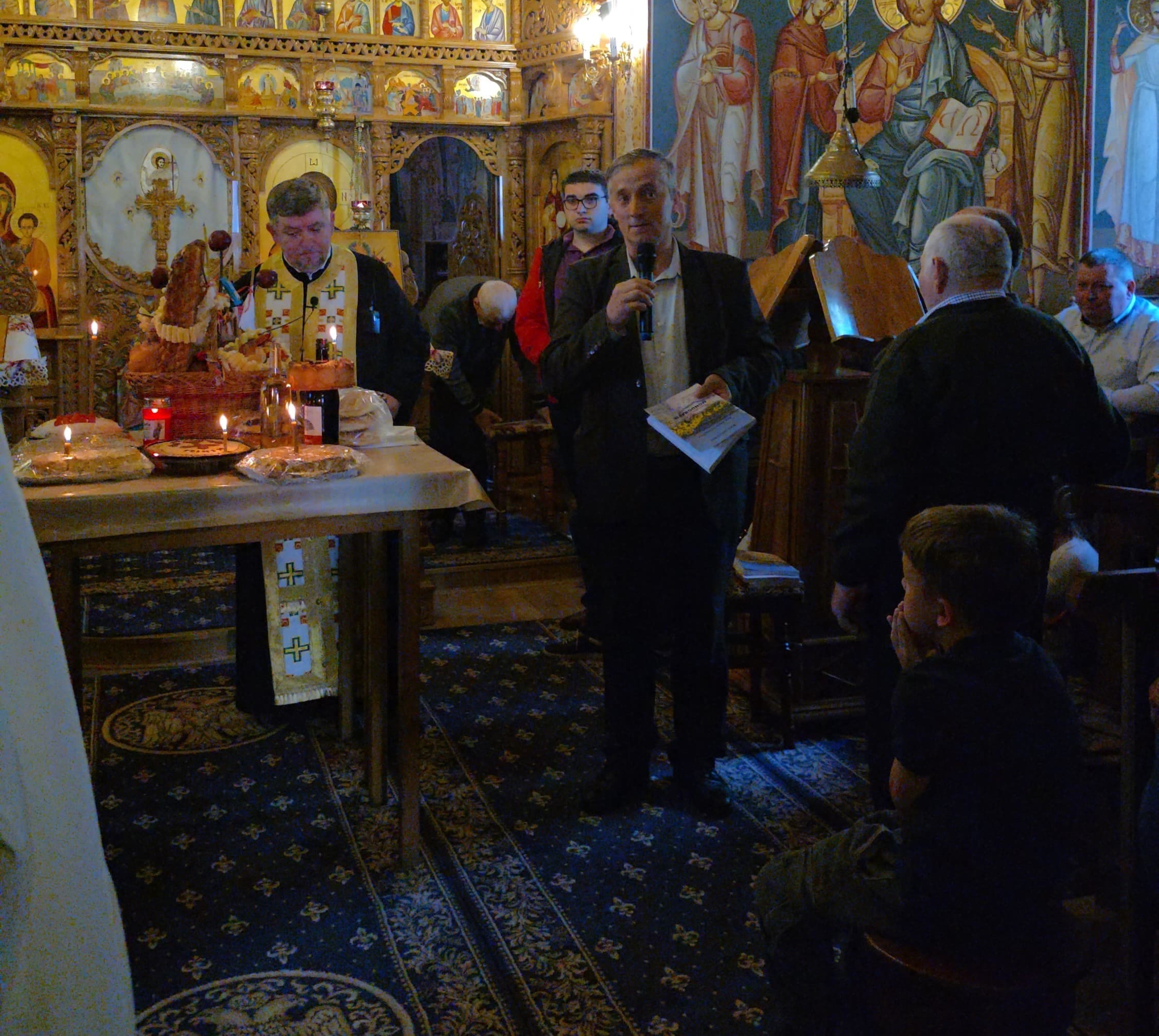 un profesor si a lansat cartea la biserica