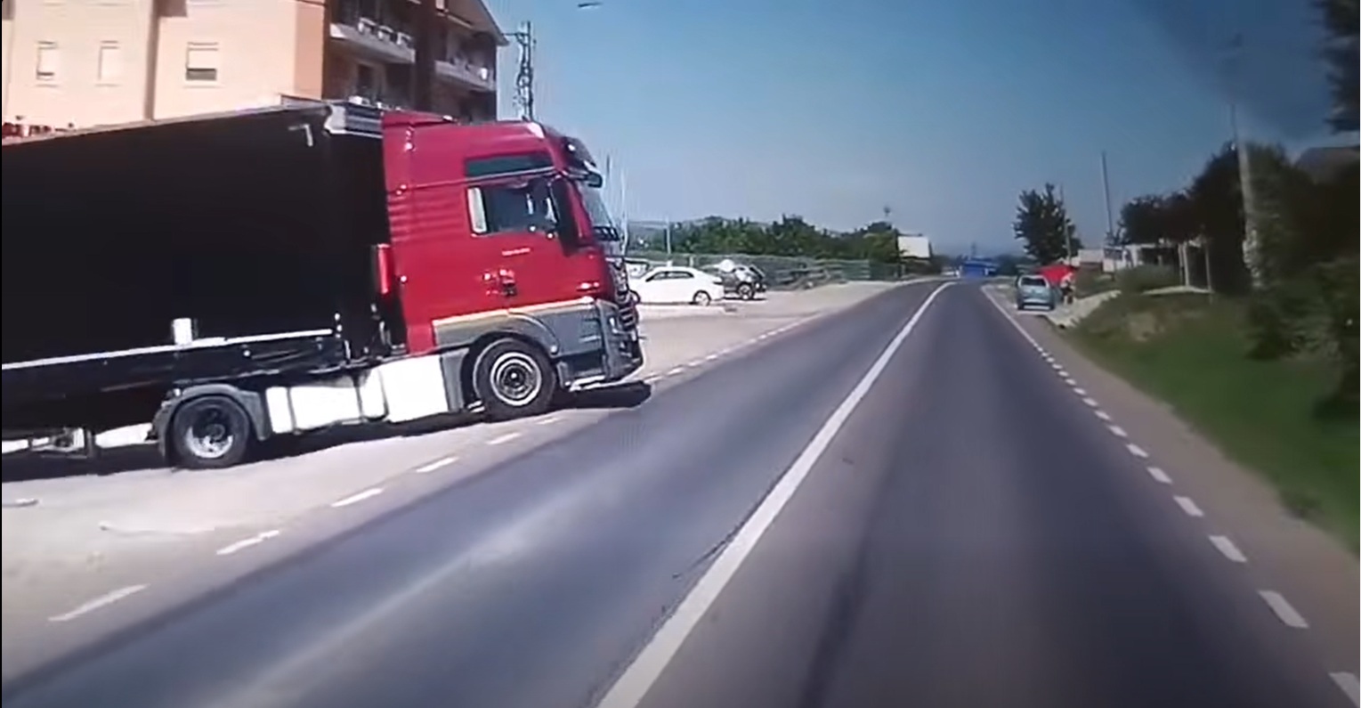 La un pas de tragedie: Un TIR, aproape să se izbească în mașina unui șofer care venea de la Botoșani – VIDEO