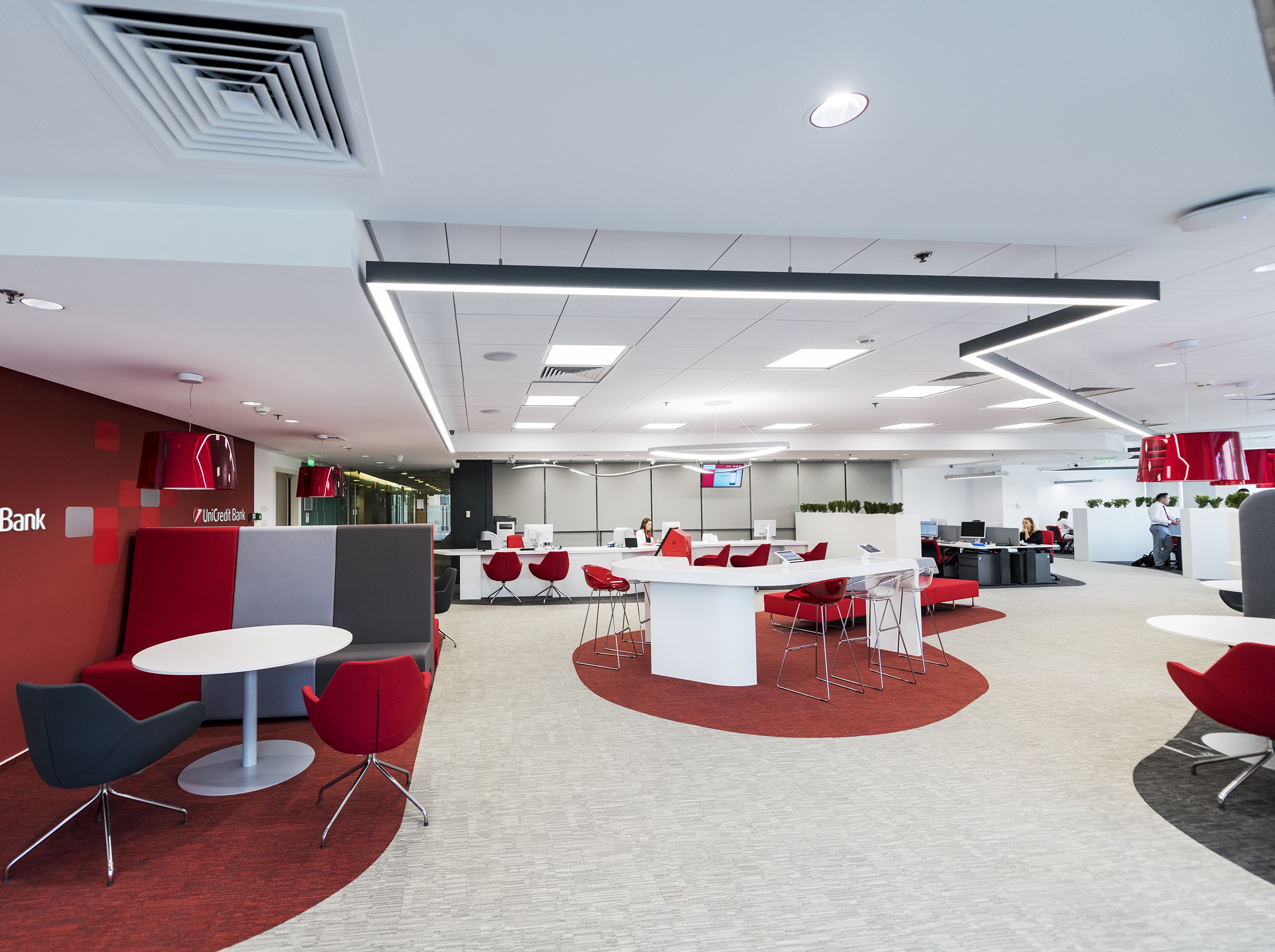 CINE este în fruntea băncii care a fuzionat recent și unde mii de botoșăneni au conturi 