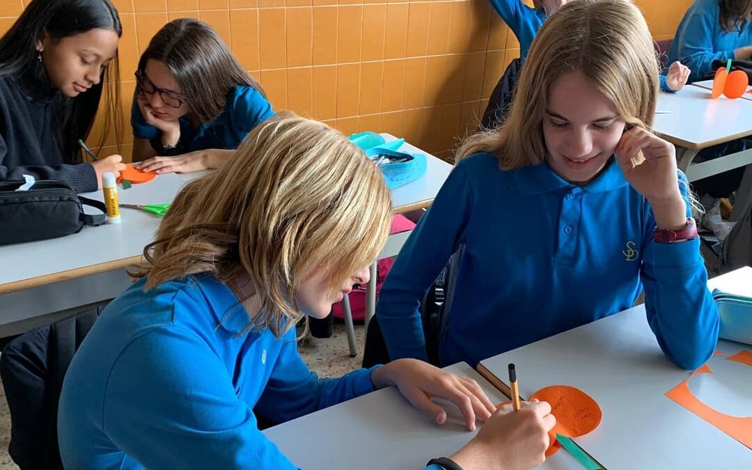 Uniformă obligatorie sau libertate? Ce a descoperit o româncă din Barcelona după ce fiul ei a schimbat două școli cu reguli diferite