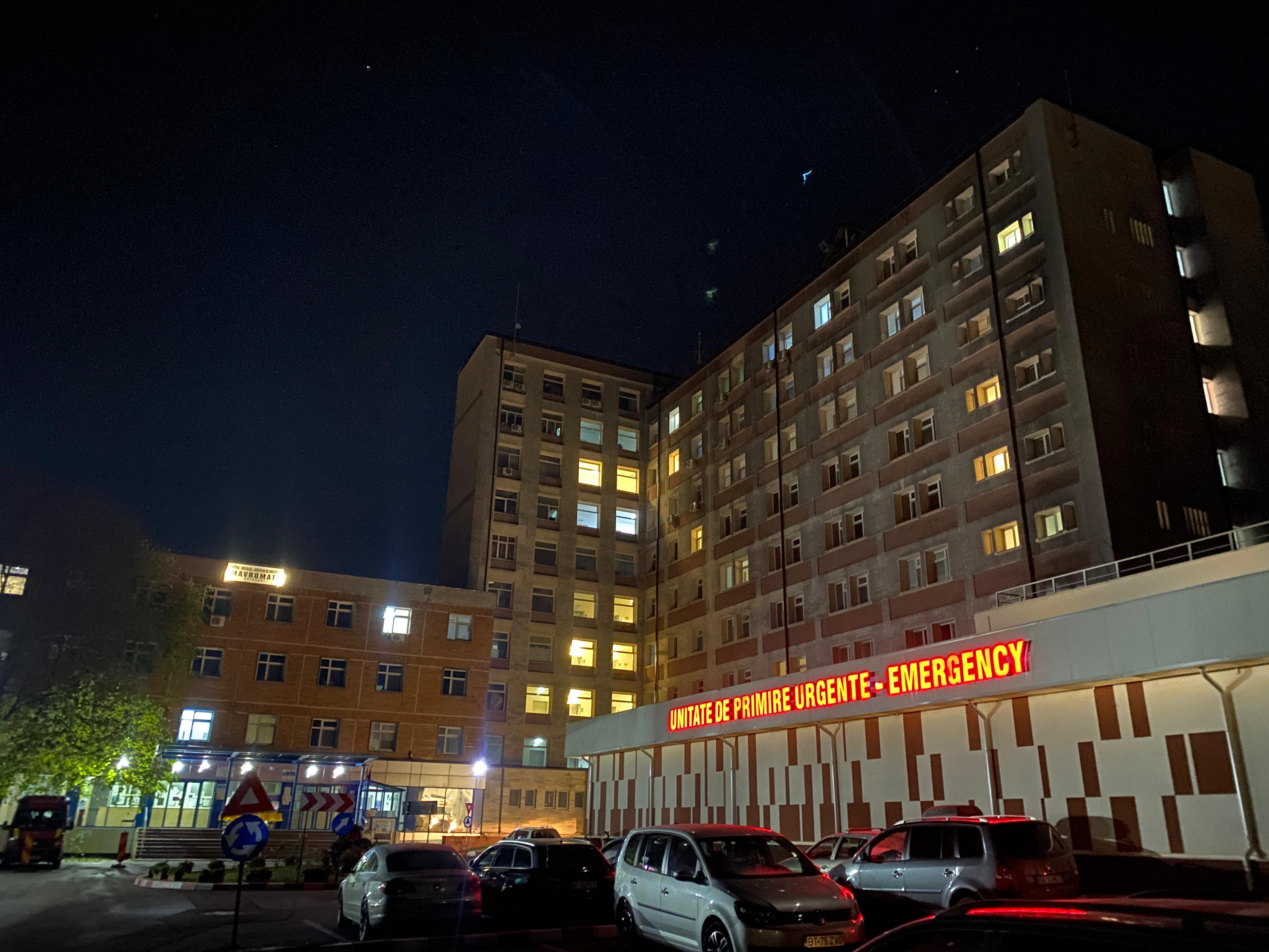 Poveste tragică de dragoste: Iubita de 19 ani s-a aruncat în fața tirului, iubitul lovit cu bâta în cap a refuzat internarea