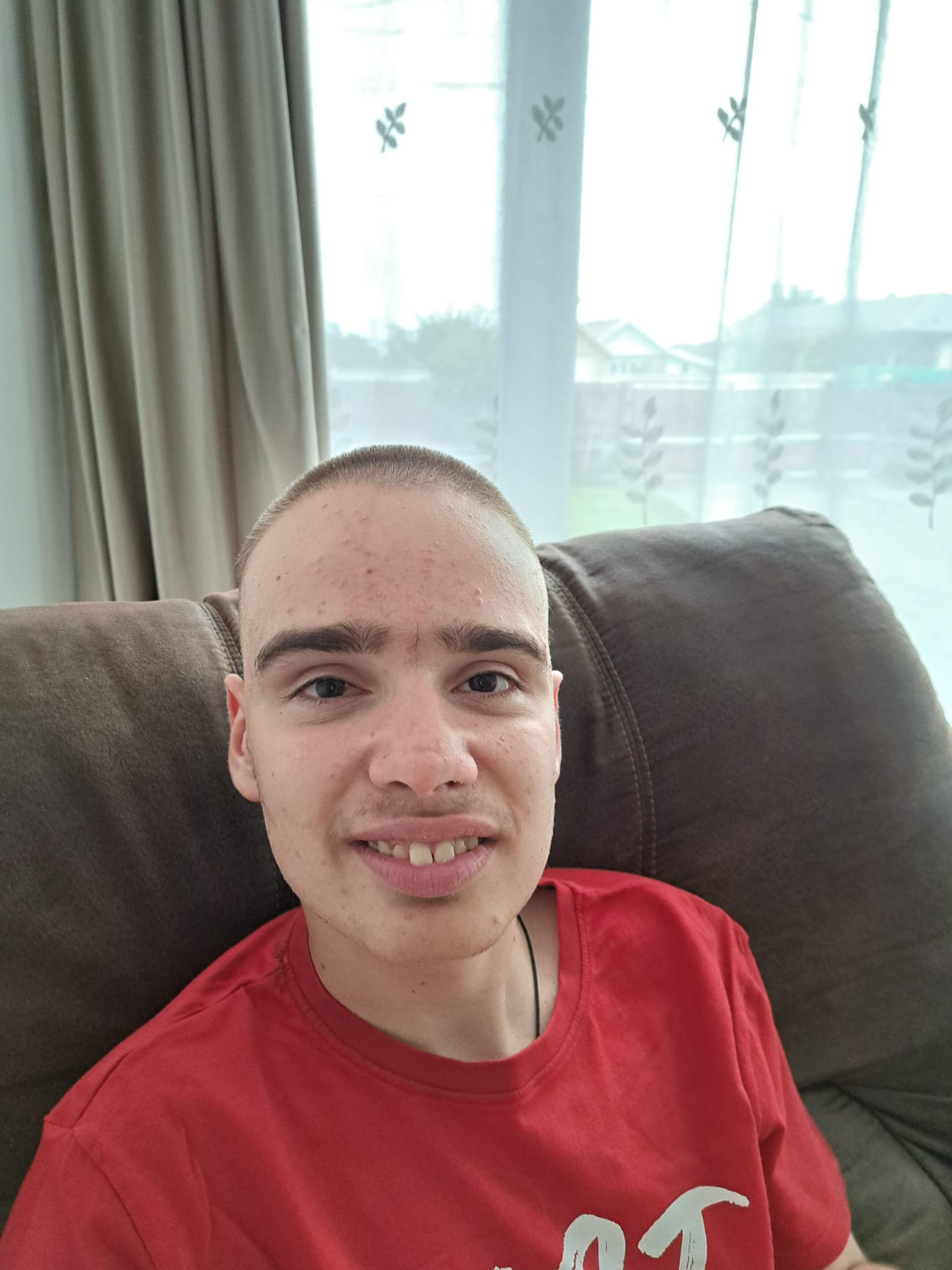 Un adolescent de 17 ani are nevoie urgentă de tratament: Vă rog din inimă, ajutați-mă să-mi ajut copilul