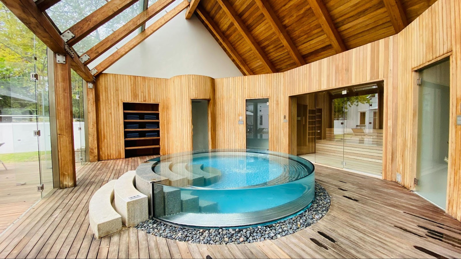 Experiența de SPA la tine acasă: ce jacuzzi de interior să alegi pentru baia ta