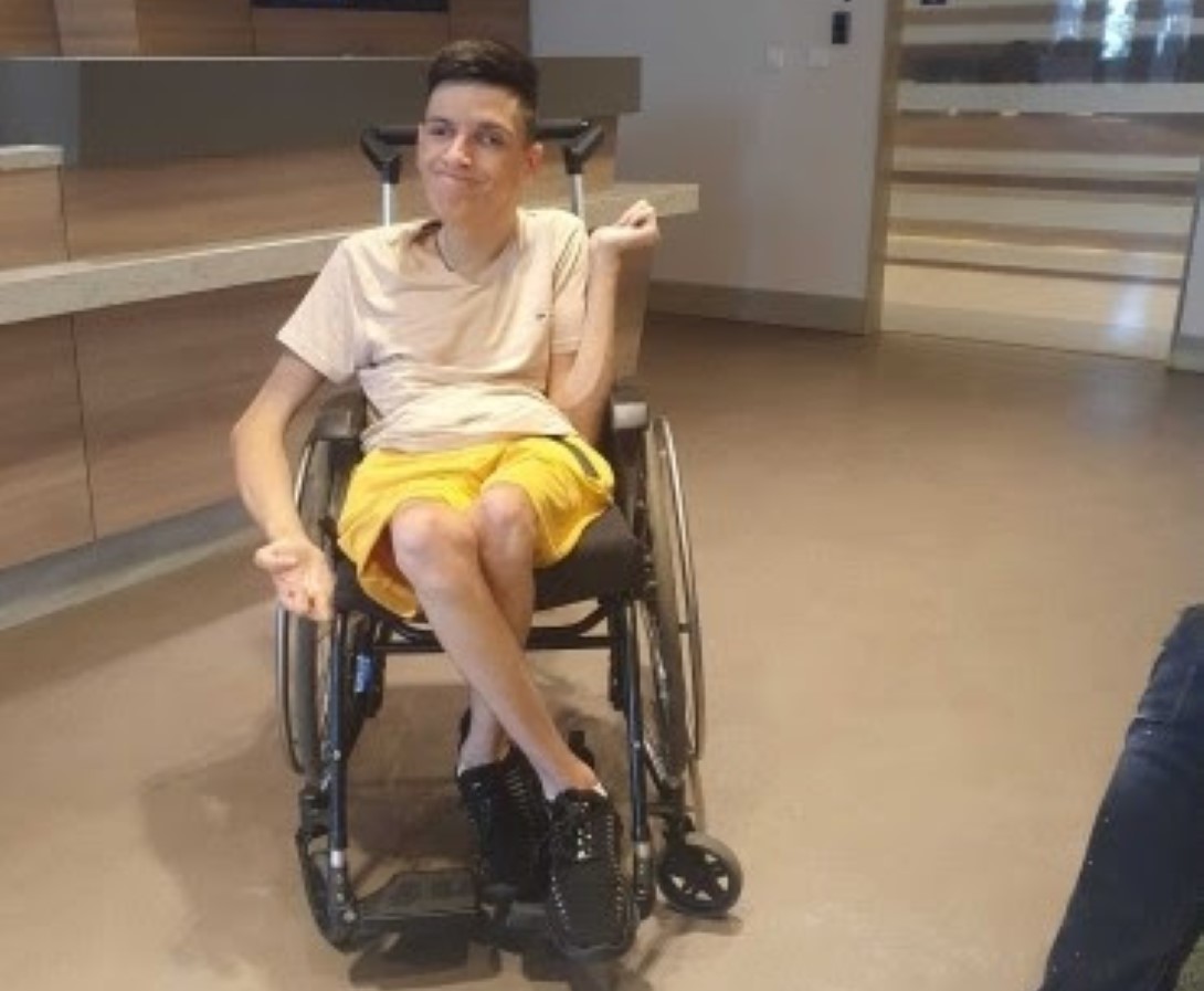 Cristian, un tânăr de 17 ani luptă cu o boală gravă: 47.000 de euro, șansa la o viață normală