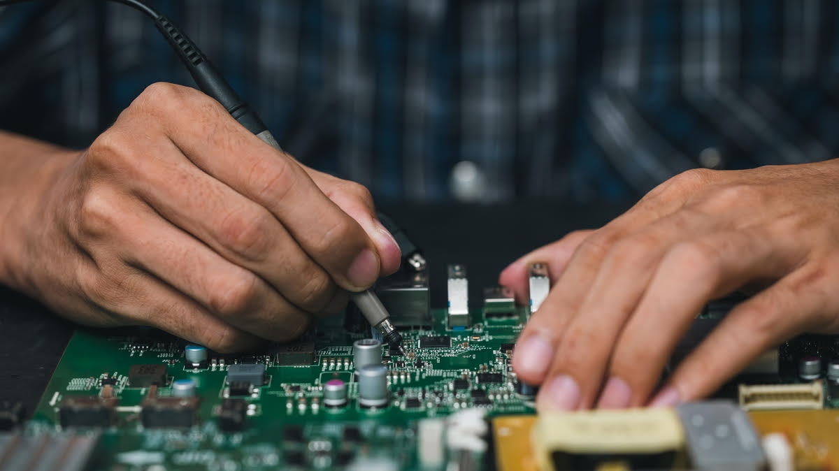 Componente electronice explicate simplu: ce sunt, cum funcționează și cum le alegi corect?