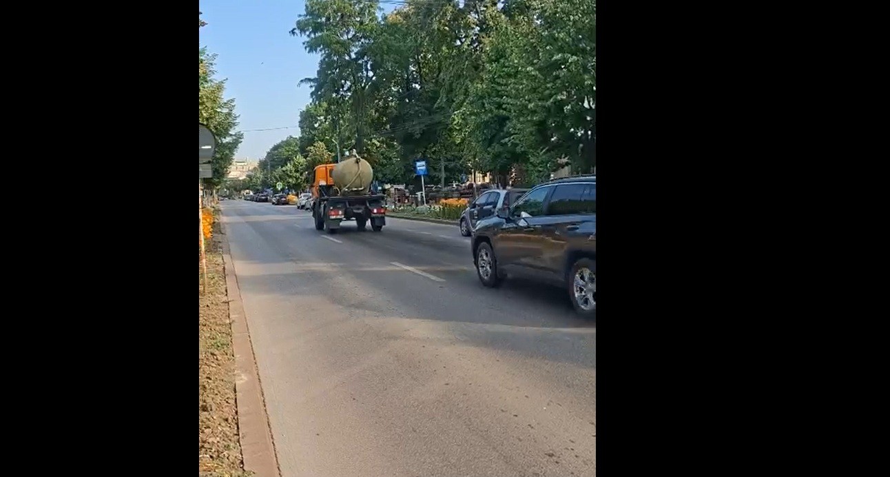 Urban Serv a spălat străzile pe caniculă să răcorească orașului – VIDEO 
