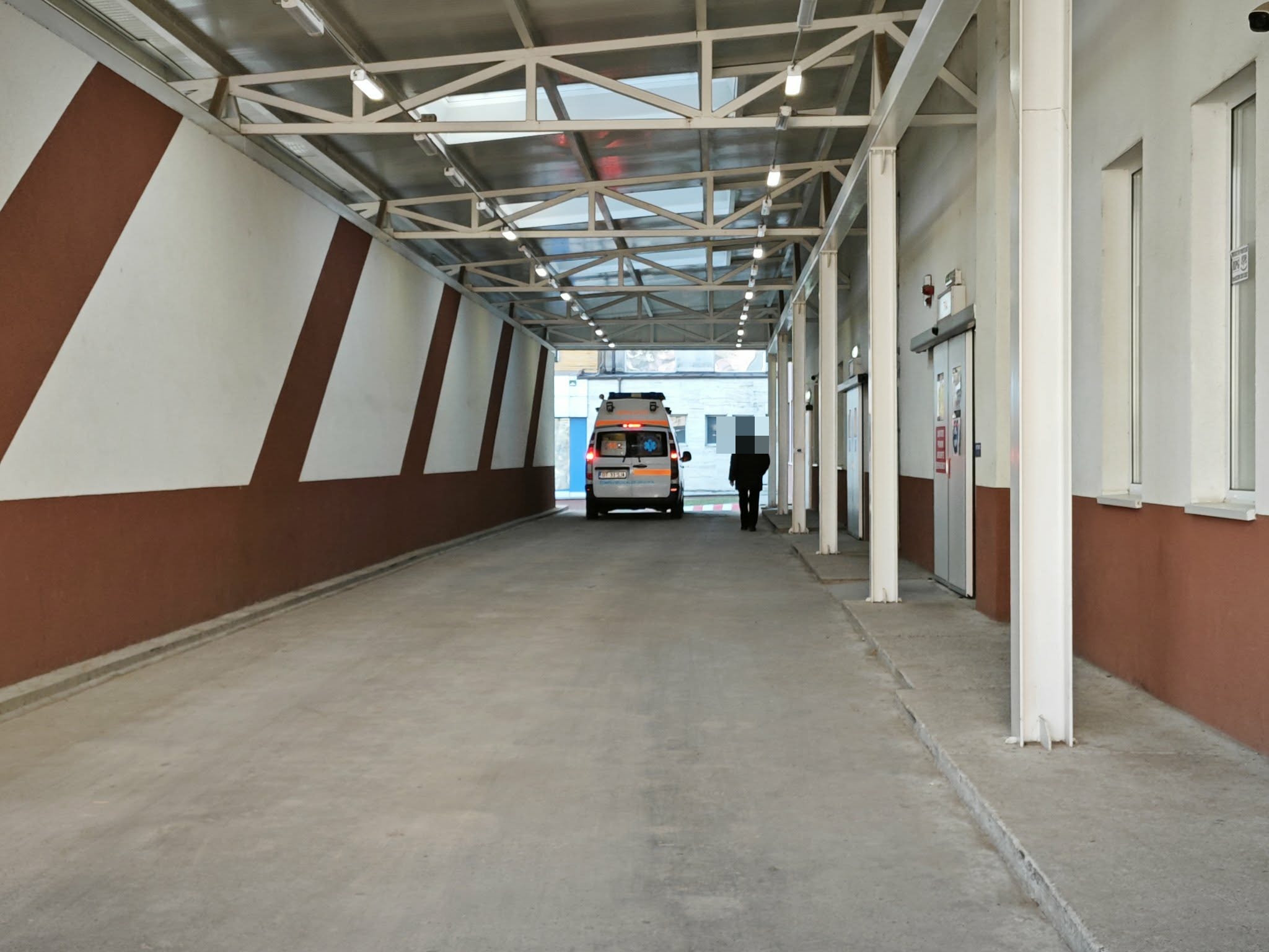 Botoșănean scos din mașină și dus la spital