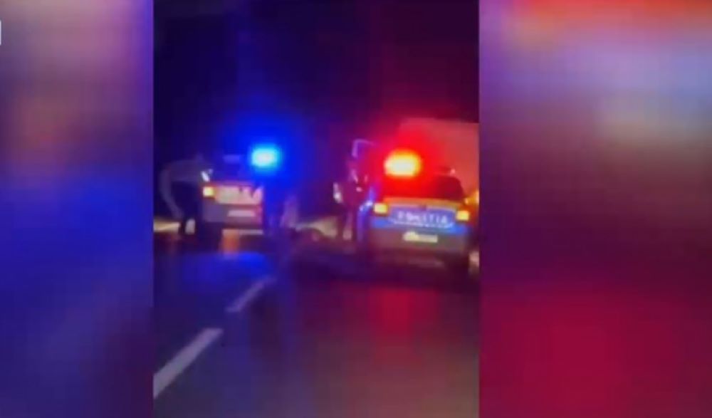 URMĂRIRE cu focuri de armă: Un botoșănean a făcut prăpăd în miez de noapte, s-a izbit „puțin” și în mașina Poliției 