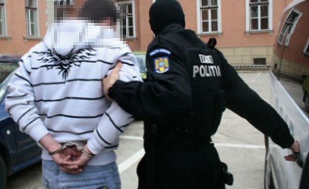 Polițiștii botoșăneni s-au dus peste hotare după doi „șmecheri” care au fentat legea 