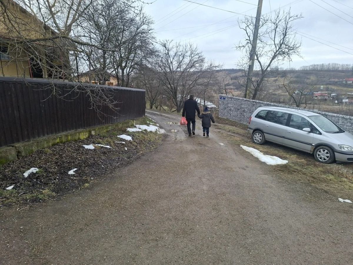 Copiii din județ și „vacanța de schi”: Avem noi bani de excursii, când ne ducem în glod până la gât?