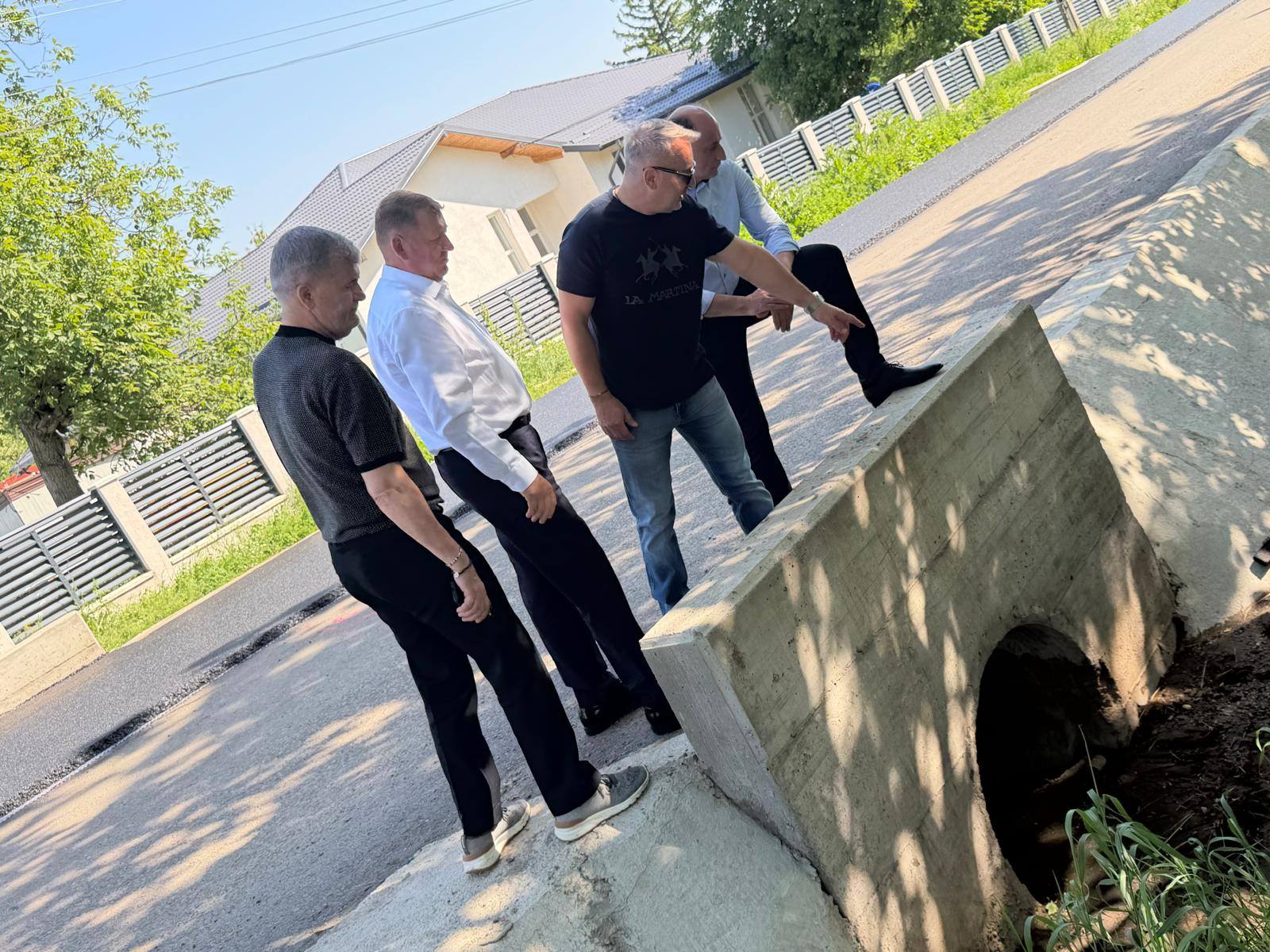 Valeriu Iftime pe santierul unui drum in modernizare