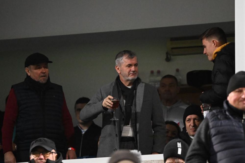 Valeriu Iftime surprins cu paharul de vin la meci, riscă să fie amendat 