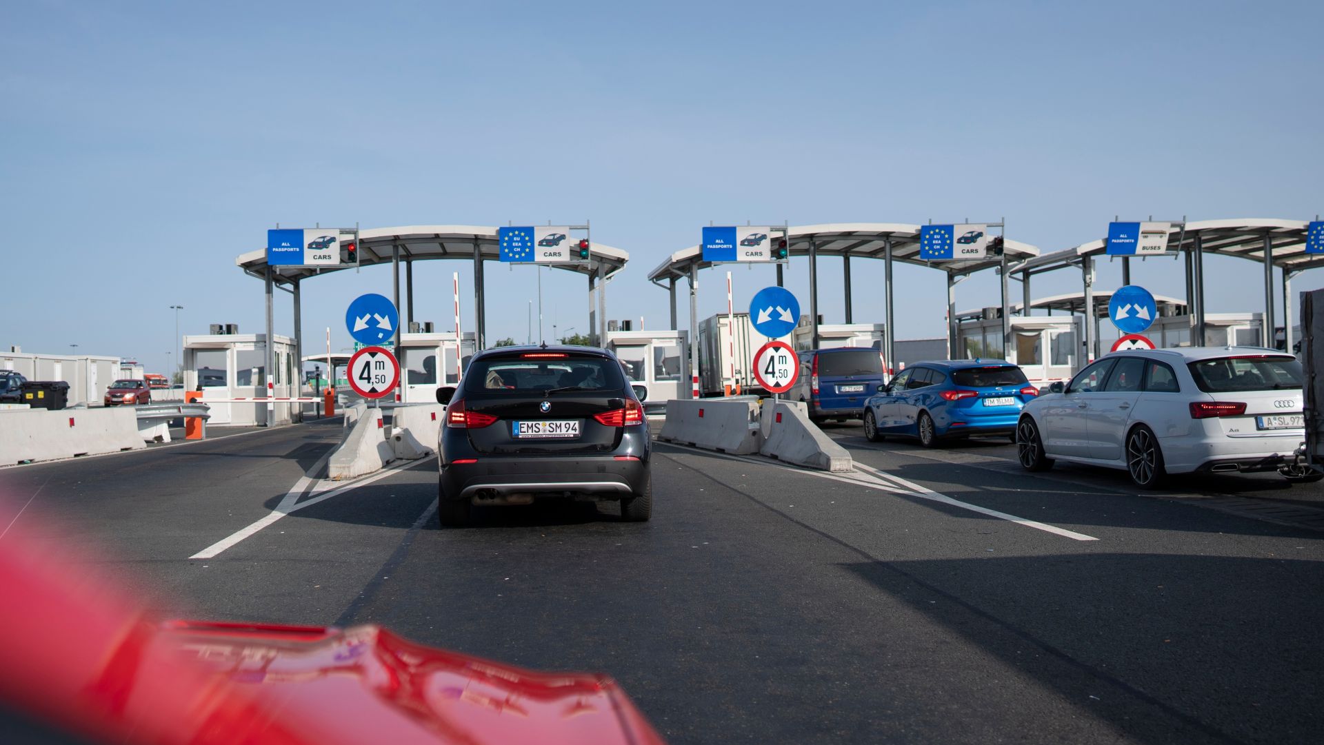 Reguli noi pentru țigările și alcoolul adus din UE: ce limite trebuie să respecte oamenii la intrarea în țară