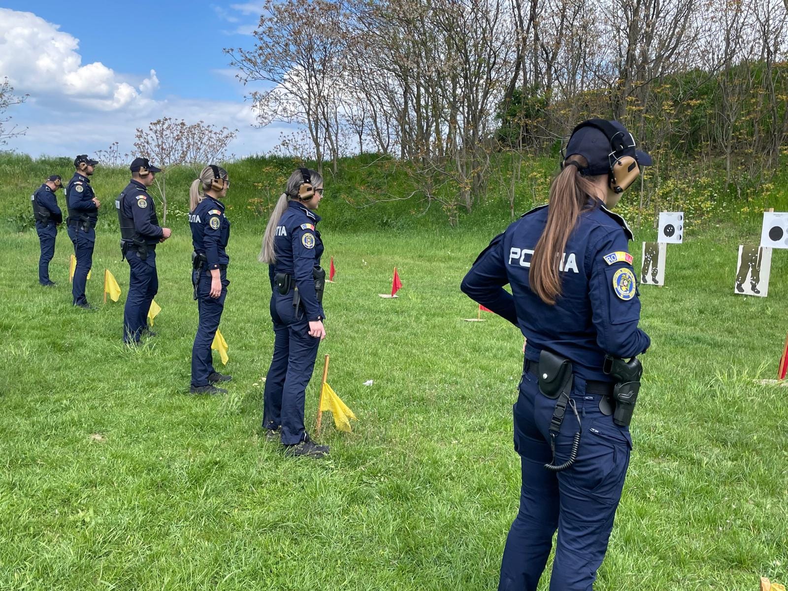 Noii polițiști botoșăneni, pregătire profesională cu șofat defensiv și tragere cu arma