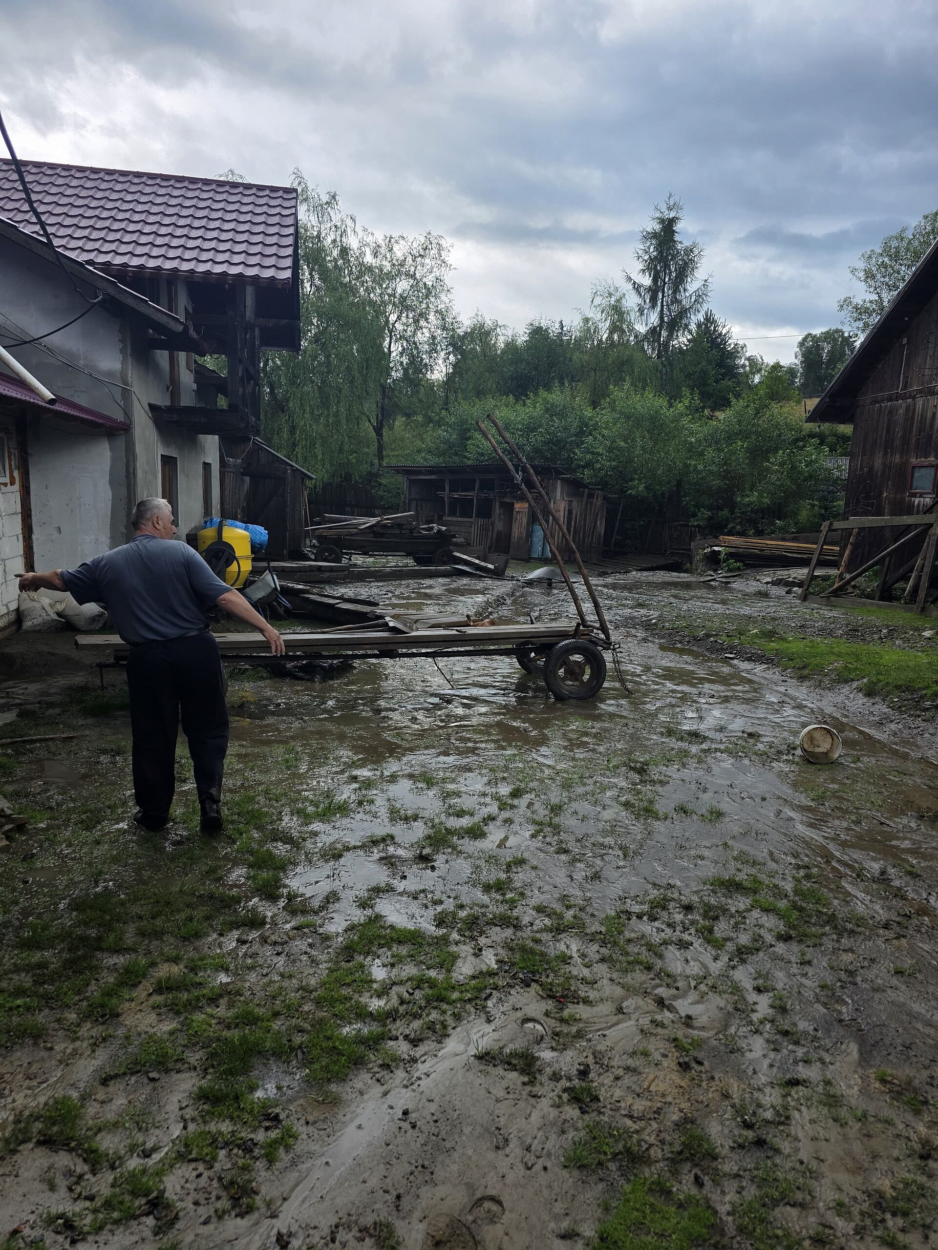 Viitura de 20 de minute a inundat trei gospodării la Vatra Moldoviței