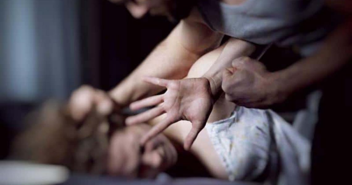 Un monstru de om și-a bătut și VIOLAT soția, comportament indecent și în fața copiilor 