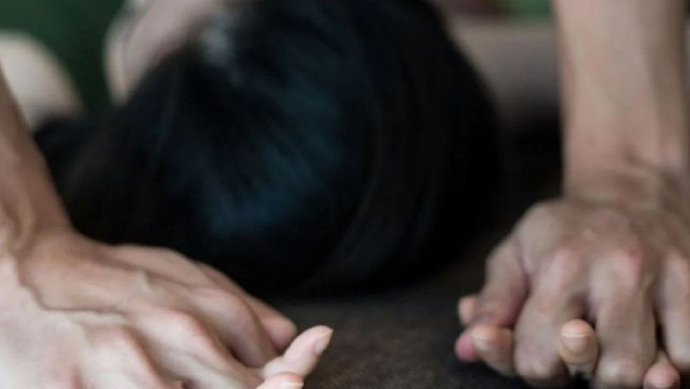 Un monstru care și-a violat și sechestrat verișoara de 12 ani adus în arest la Botoșani 