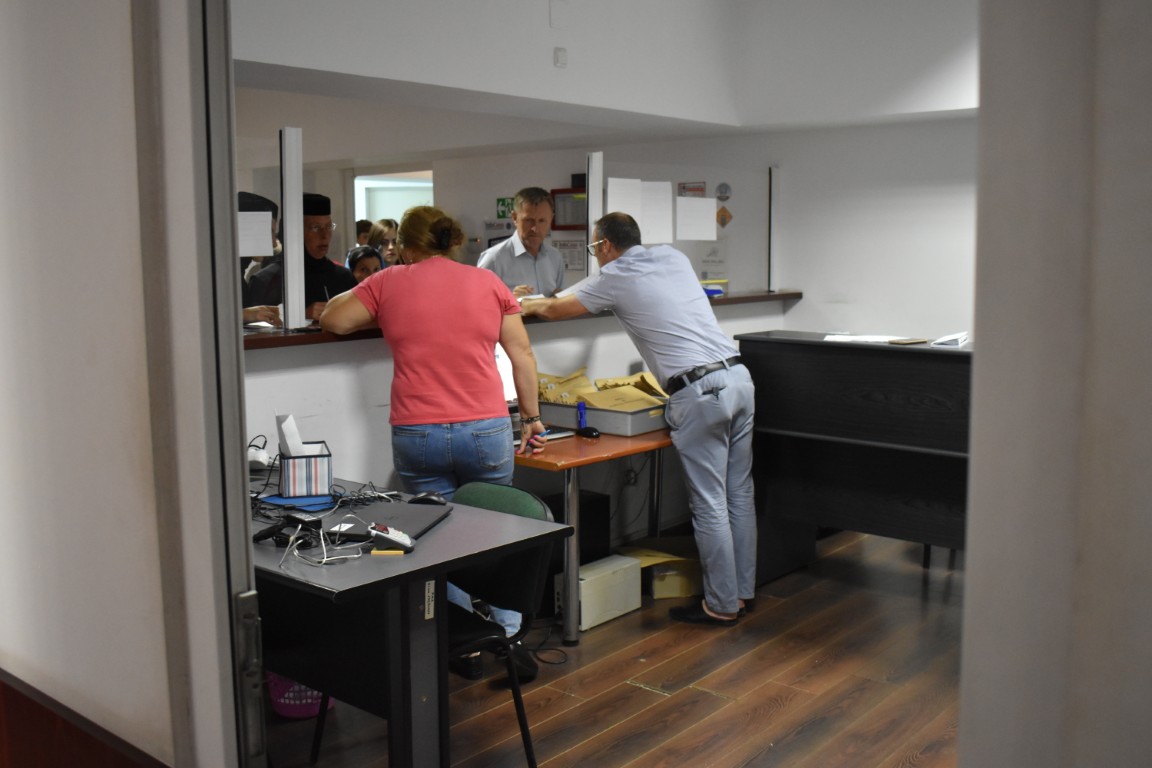 Sute de botoșăneni au carte de identitate electronică, mulți le refuză pentru că NU sunt recunoscute – VIDEO 