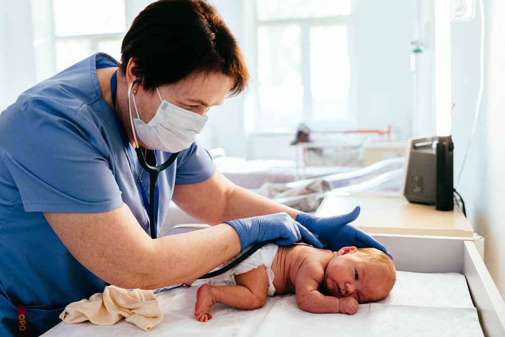 TikTok alarm: Vitamina K, administrată de zeci de ani nou-născuților, este acum refuzată de unii părinți. Un neonatolog explică riscurile