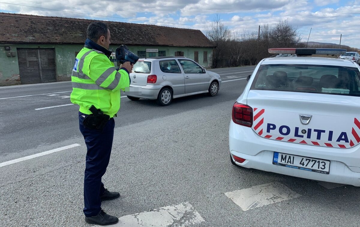 Vitezomani amendați de polițiști în două comune  