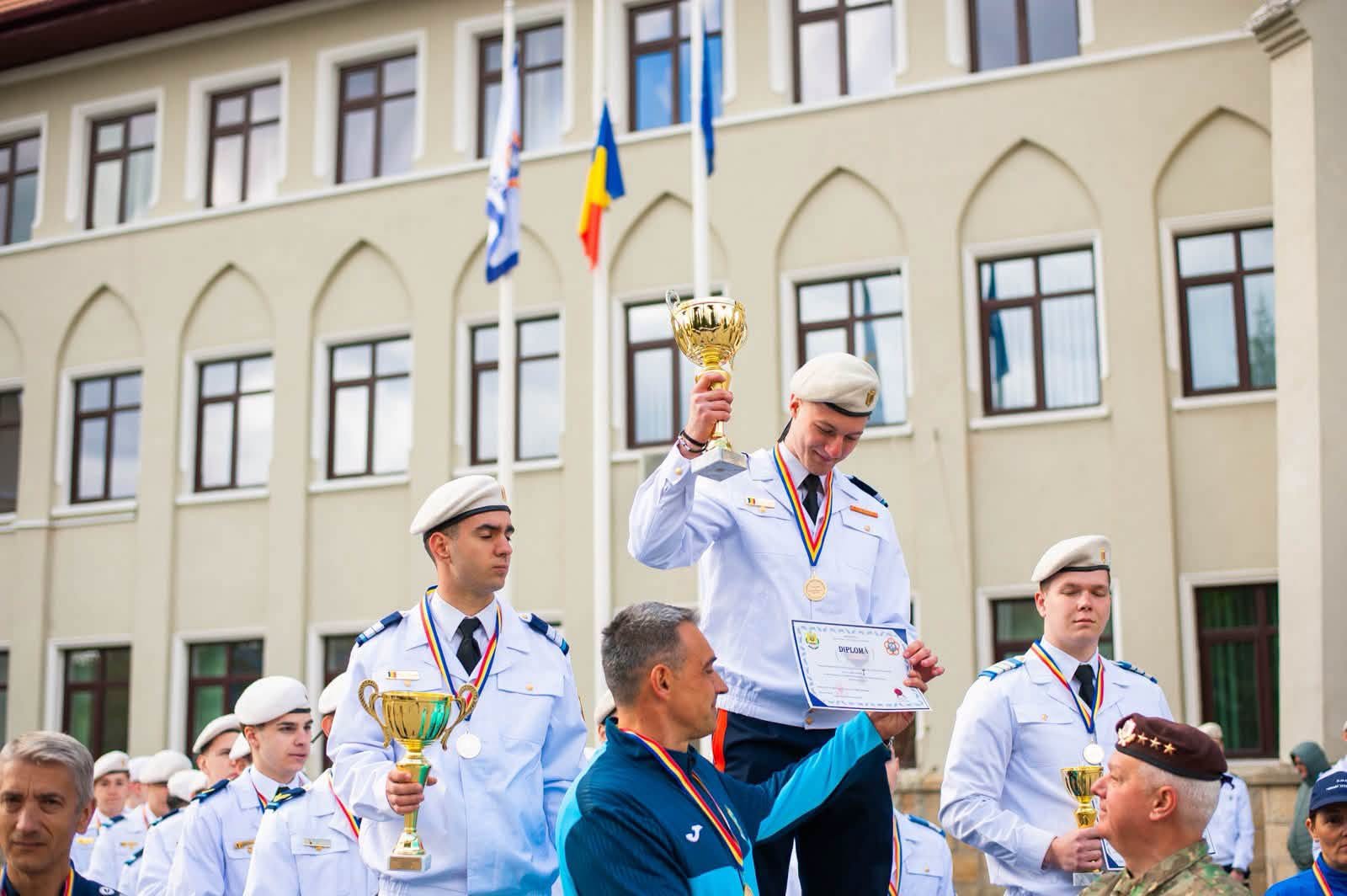 Pasiunea începută la 9 ani îl duce spre aviația militară: Tânărul din Botoșani admis la Academia Tehnică Militară