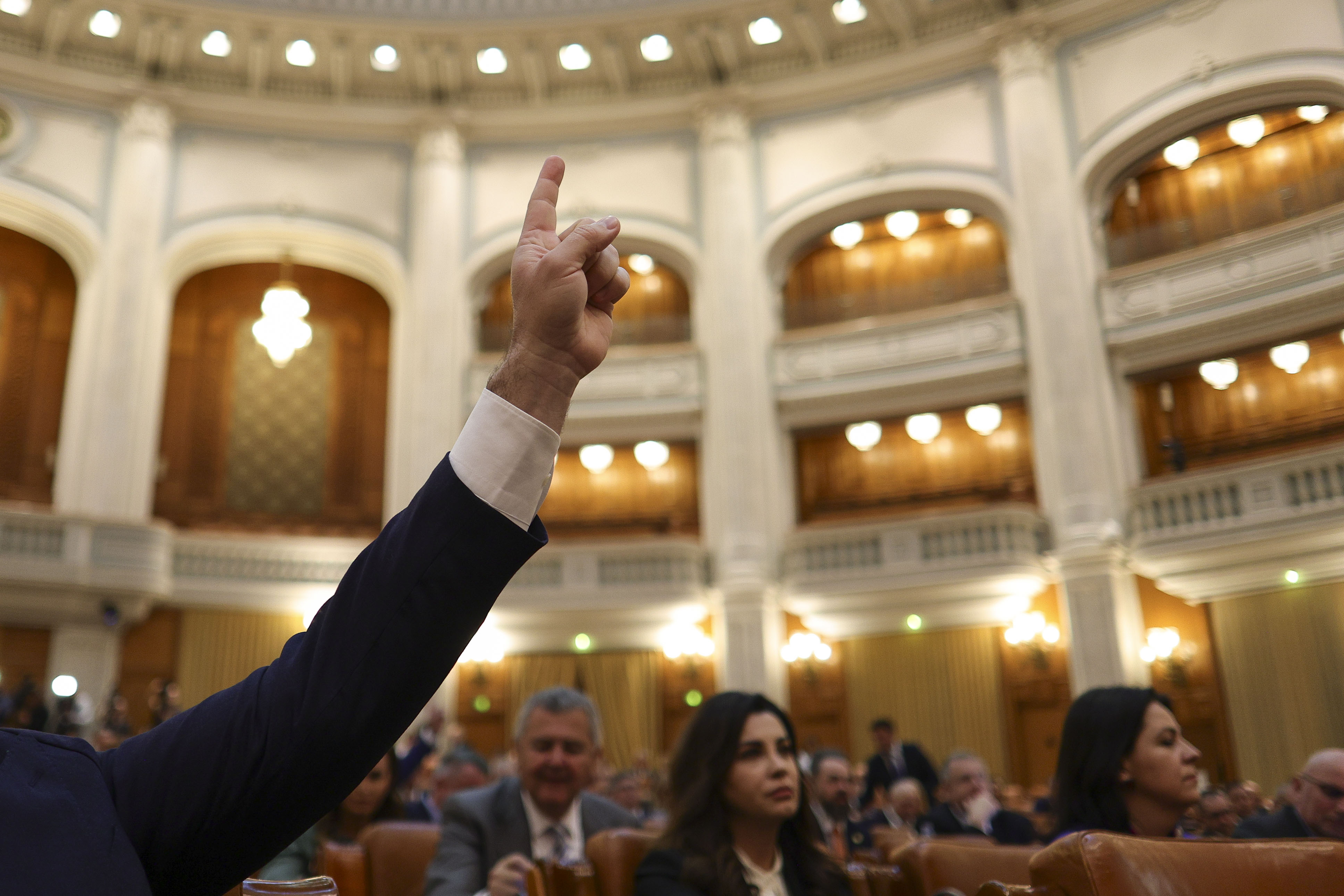 VIDEO Amendamentele care îi scapă pe consilierii locali de incompatibilitate, discutate de urgență în Parlament