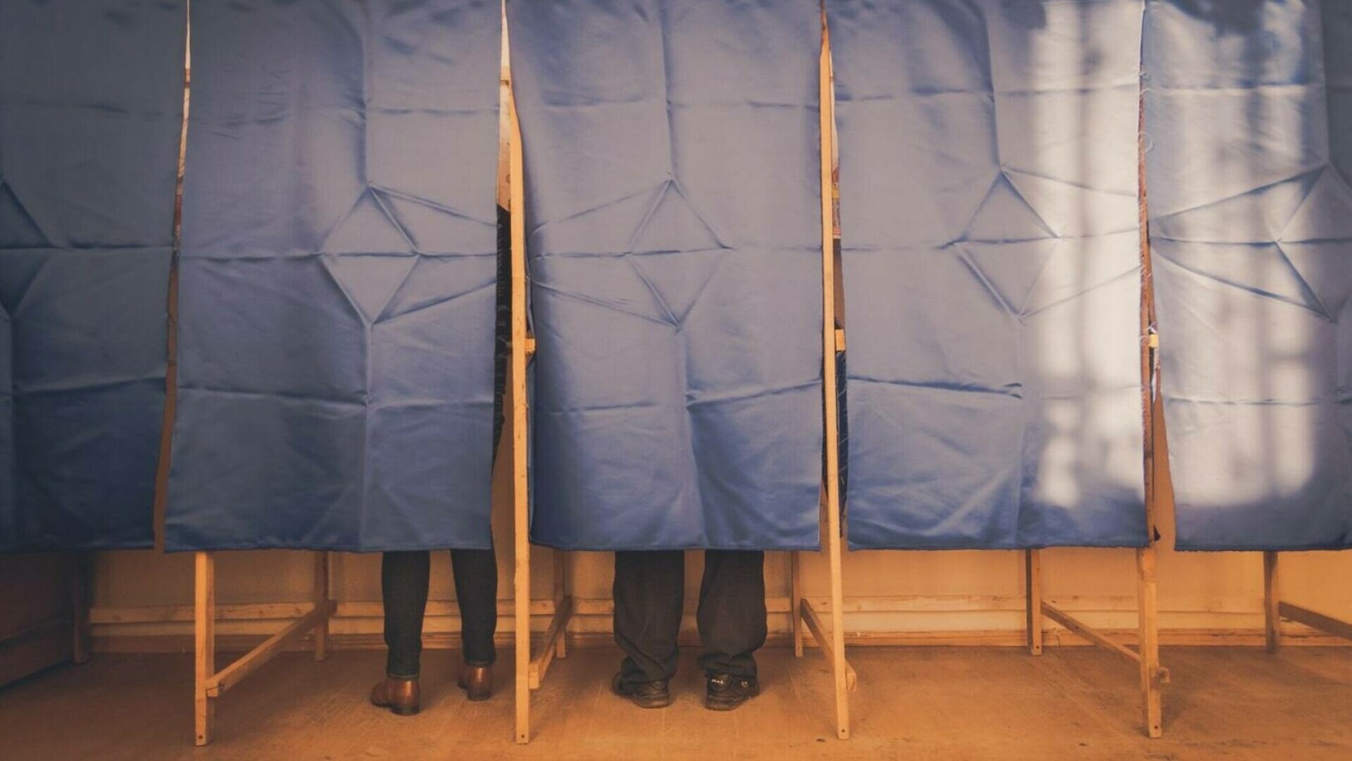 Amendă de 4.000 de lei după ce a sunat la 112 din cabina de vot